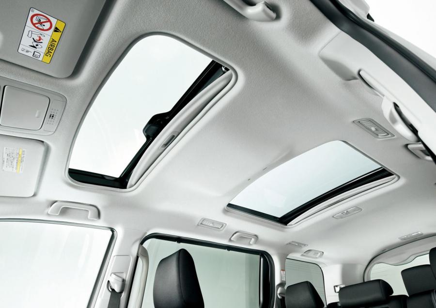  Toyota Voxy 2015 года  (фото 15 из 27)